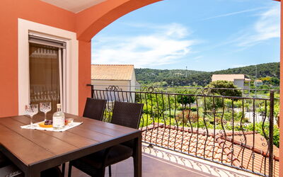 Mistral 111.3: Appartement, Chaise, Mobilier De Jardin, Table Cuisine Et Salle A Manger, Tache De Bois, Balcon, Patio, Tableau De Plein Air, Cuisine, Villa