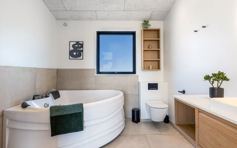 Marten - 500M from the Sea: Sol, Luminaire Plomberie, Design Intérieur, Sol, Salle De Bains, Éclairage, Robinet, Plomberie, Pièce, Évier