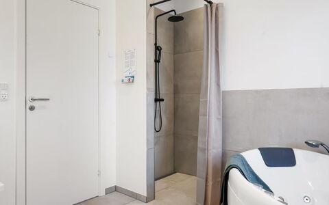 Marten - 500M from the Sea: Sol, Sol, Design Intérieur, Luminaire Plomberie, Plafond, Pièce, Salle De Bains, Plomberie, Porte, Appartement