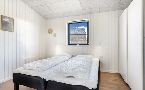Marten - 500M from the Sea: Bois, Chambre, Plafond, Sol, Literie, Lit, Drap De Lit, Cadre De Lit, Dur, Daylighting