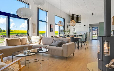 Marten - 500M from the Sea: Domicile, Sol, Salon, Plafond, Table Cuisine Et Salle A Manger, Chaise, Parquet, Luminaire, Canapé
