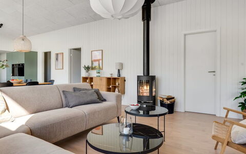 Marten - 500M from the Sea: Design Intérieur, Sol, Meubles, Bois, Salon, Sol, Canapé, Plafond, Domicile, Parquet
