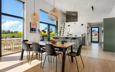 Marten - 500M from the Sea: Bois, Design Intérieur, Meubles, Table Cuisine Et Salle A Manger, Sol, Salle À Manger, Sol, Table, Chaise, Plafond