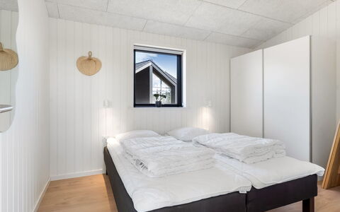 Marten - 500M from the Sea: Bois, Domicile, Chambre, Literie, Lit, Tache De Bois, Planche, Dur, Daylighting, Conception