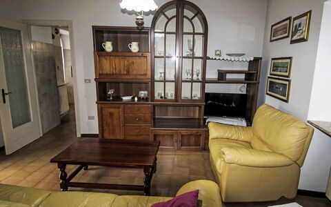Iside: Meubles, Design Intérieur, Sol, Bois, Sol, Pièce, Placard, Rayonnage, Cabinetry, Salon