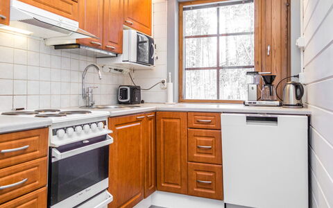 Voimatahko: Cuisine, Appareil De Cuisine, Principaux Appliance, Comptoir, Bois, Cabinetry, Sol, Evier, Évier, Design Intérieur