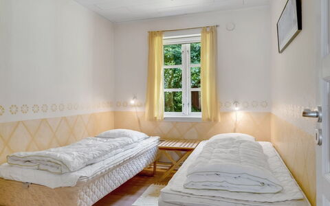 Virve - 100M to the Fjord: Mur, Bois, Sol, Sol, Design Intérieur, Chambre, Lit, Cadre De Lit, Pièce, Literie