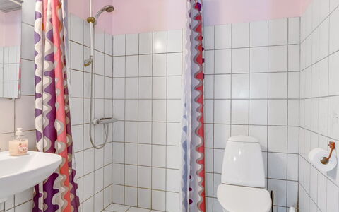 Virve - 100M to the Fjord: Salle De Bains, Luminaire Plomberie, Design Intérieur, Sol, Toilette, Sol, Plomberie, Siège De Toilette, Lavabo, Rideau De Douche