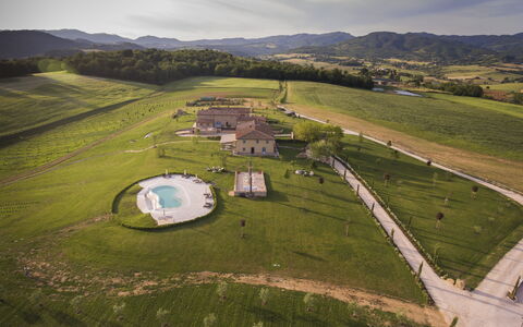 Le Tre Virtù Luxury Relais, Private Pool, Mugello: Plaine, Biens, Ferme, Photographie Aérienne, Vue Du Ciel, Piscine, Villa
