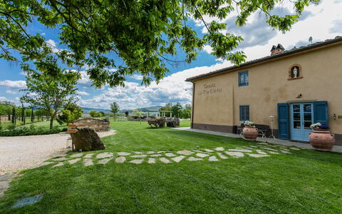 Le Tre Virtù Luxury Relais, Private Pool, Mugello: Pelouse, Jardin, Biens, Ferme, Cour, Mobilier De Jardin, Arrière-Cour, Villa