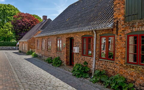 Spase - 23Km from the Sea: Arbuste, Maison, Zone Résidentielle, Domicile, Jardin, Ombre, Cour, Cour, Pot De Fleur