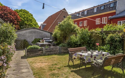 Spase - 23Km from the Sea: Arbuste, Maison, Zone Résidentielle, Domicile, Jardin, Ombre, Cour, Cour, Pot De Fleur