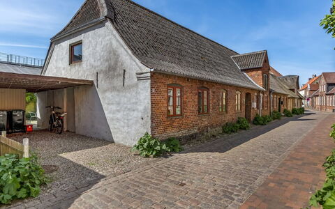 Spase - 23Km from the Sea: Arbuste, Maison, Zone Résidentielle, Domicile, Jardin, Ombre, Cour, Cour, Pot De Fleur