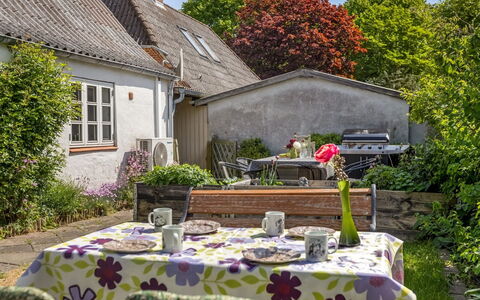 Spase - 23Km from the Sea: Arbuste, Maison, Zone Résidentielle, Domicile, Jardin, Ombre, Cour, Cour, Pot De Fleur