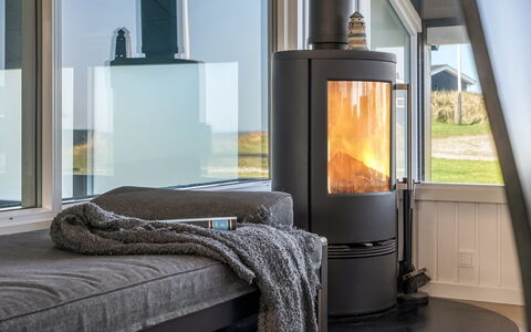 Månviva - 250M from the Sea: Sol, Sol, Poêle À Bois, Salon, Foyer, Canapé, Dur, Parquet, Lampe