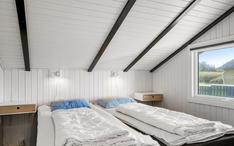 Månviva - 250M from the Sea: Bois, Chambre, Plafond, Lit, Sol, Literie, Domicile, Drap De Lit, Cadre De Lit, Linge