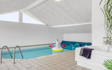 Askrik - 350M from the Sea: Maison, Domicile, Porte, Toit, Chalet, Biens, Jardin, Ombre, Siding, Cour