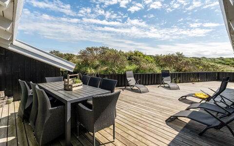 Askrik - 350M from the Sea: Maison, Domicile, Porte, Toit, Chalet, Biens, Jardin, Ombre, Siding, Cour
