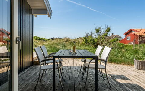 Askrik - 350M from the Sea: Maison, Domicile, Porte, Toit, Chalet, Biens, Jardin, Ombre, Siding, Cour