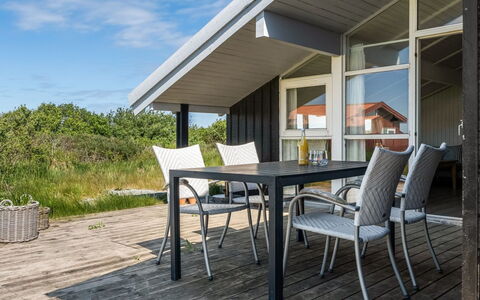 Askrik - 350M from the Sea: Maison, Domicile, Porte, Toit, Chalet, Biens, Jardin, Ombre, Siding, Cour
