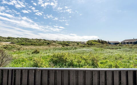 Askrik - 350M from the Sea: Maison, Domicile, Porte, Toit, Chalet, Biens, Jardin, Ombre, Siding, Cour