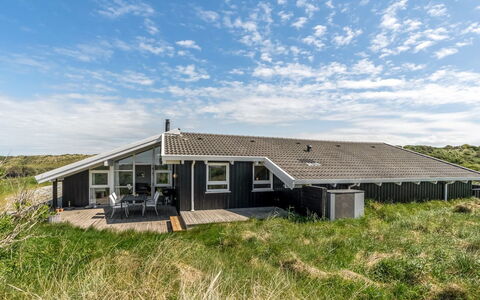 Askrik - 350M from the Sea: Maison, Domicile, Porte, Toit, Chalet, Biens, Jardin, Ombre, Siding, Cour