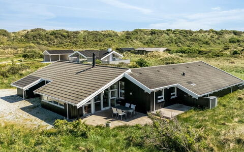 Askrik - 350M from the Sea: Maison, Domicile, Porte, Toit, Chalet, Biens, Jardin, Ombre, Siding, Cour