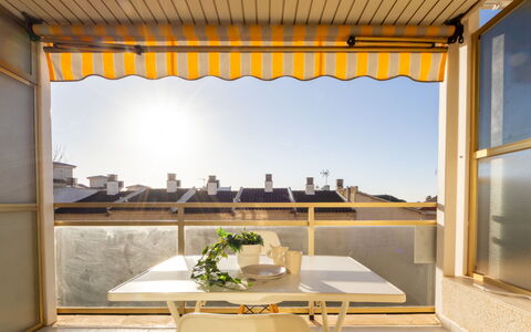 Neptuno: Balcon, Ombre, Chaise, Verre, Store, Traitement De Fenetre, Plante D'Appartement, Eco Hôtel