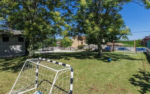 Villa Christina: Arbre, Espace Public, Net, Des Loisirs, Pelouse, Des Sports, Parc