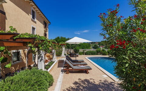Villa Christina: Piscine, Mobilier De Jardin, Meubles, Recours, Parapluie, Chaise, Jardin, Biens, Aménagement Paysager, Ombre