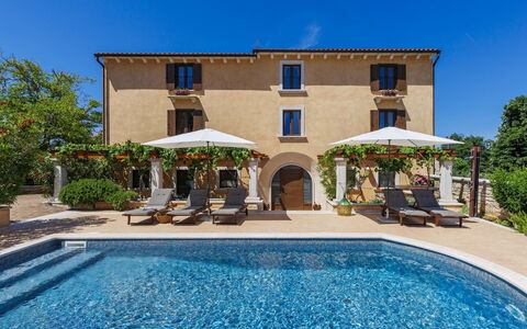 Villa Christina: Piscine, Mobilier De Jardin, Domicile, Recours, Biens, Villa, Parapluie, Hacienda, Hôtel, Balancelle