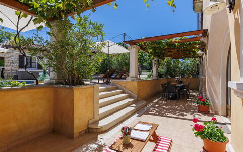 Villa Christina: Pot De Fleur, Porte, Plante D'Appartement, Hacienda, Cour, Biens, Patio, Recours, Balcon, Ombre