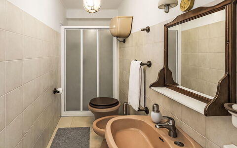 Casa Laura: Salle De Bains, Luminaire Plomberie, Lavabo, Siège De Toilette, Design Intérieur, Toilette, Sol, Évier, Sol, Robinet