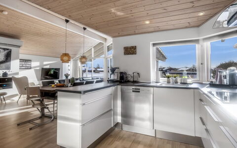 Østmar - 1.3Km from the Sea: Cuisine, Comptoir, Appareil De Cuisine, Design Intérieur, Sol, Bois, Plafond, Cabinetry, Meubles, Principaux Appliance