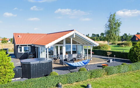 Østmar - 1.3Km from the Sea: Domicile, Maison, Toit, Chalet, Biens, Ombre, Siding, Porche, Aménagement Paysager, Villa