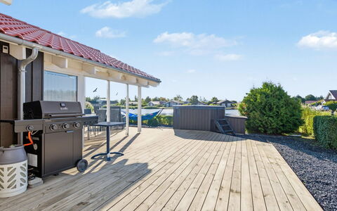 Østmar - 1.3Km from the Sea: Domicile, Maison, Toit, Chalet, Biens, Ombre, Siding, Porche, Aménagement Paysager, Villa