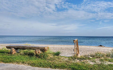 Ginger - 50M from the Sea: Chalet, Lot Terre, Cabane En Rondins, Rive, Réservoir, Cabanon, Batiments Jardin, Du Son, Des Bois