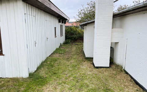 Ginger - 50M from the Sea: Lot Terre, Couverture De Sol, Arrière-Cour, Pelouse, Cour, Jardin, Siding, Batiments Jardin, Daylighting, Cabanon