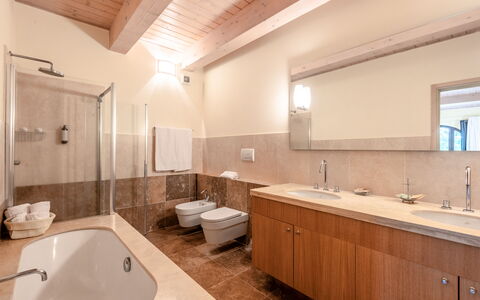 Cignella Resort: Salle De Bains, Lavabo, Sol, Luminaire Plomberie, Design Intérieur, Évier, Sol, Plafond, Robinet, Armoire De Toilette