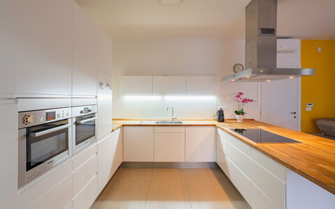 Apulia Retreat: Cuisine, Comptoir, Appareil De Cuisine, Design Intérieur, Sol, Bois, Cabinetry, Plafond, Principaux Appliance, Sol