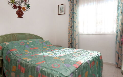 Calpe Calp 971: Chambre, Pièce, Lit, Drap De Lit, Meubles, Propriété, Cadre De Lit, Literie, Lit Jupe, Housse De Couette