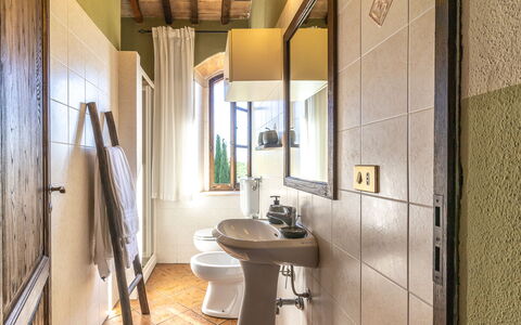 Podere Peteglia: Mur, Sol, Luminaire Plomberie, Design Intérieur, Sol, Salle De Bains, Plomberie, Plafond, Porte, Robinet