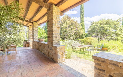 Podere Peteglia: Jardin, Ombre, Aménagement Paysager, Structure En Plein Air, Colonne, Dalle, Brique, Mur De Pierre, Tache De Bois, Arrière-Cour