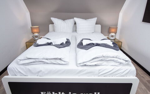 Seeperle: Chambre, Literie, Lit, Drap De Lit, Linge, Throw Pillow, Oreiller, Coussin, Cadre De Lit, Matelas