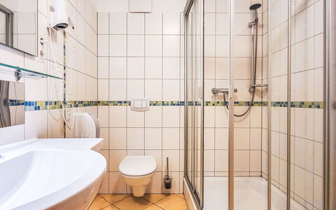 Thale 700: Design Intérieur, Salle De Bains, Sol, Luminaire Plomberie, Sol, Plomberie, Plafond, Douche, Robinet, Lavabo