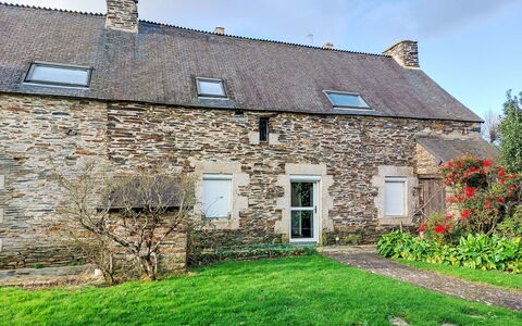 Maison du Paradis: Mur, Herbe, Maison, Chalet, Arbuste, Toit, Zone Rurale, Mur De Pierre, Lot Terre, Brickwork
