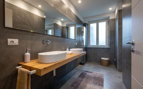 Cuadrat: Salle De Bains, Luminaire Plomberie, Sol, Évier, Design Intérieur, Lavabo, Miroir, Sol, Robinet, Comptoir