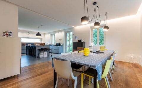 Cuadrat: Meubles, Design Intérieur, Sol, Luminaire, Bois, Table Cuisine Et Salle A Manger, Plafond, Chaise, Salle À Manger, Table