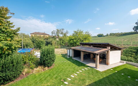 Cuadrat: Jardin, Toit, Couverture De Sol, Batiments Jardin, Biens, Pelouse, Ferme, Chalet, Arrière-Cour, Ombre