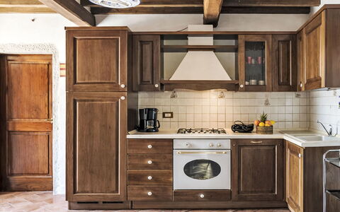 Il Cottage Roccaio: Bois, Cuisine, Meubles, Cabinetry, Design Intérieur, Principaux Appliance, Sol, Appareil De Cuisine, Comptoir, Placard